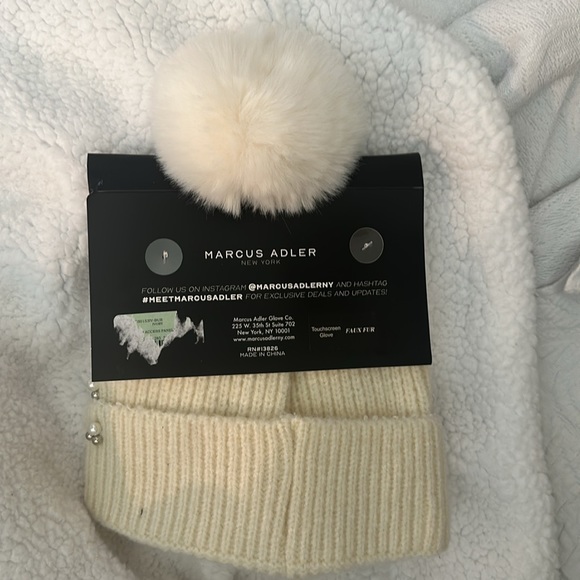 Marcus Adler gift set nwt pom pom hat with gloves - Picture 2 of 2
